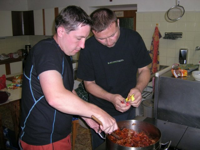 a Kamil mu do toho fušuje.